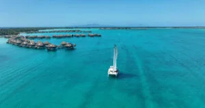 Bora Bora bungalow sail by - MD Sail Services - Croisières privée à la voile aux îles sous le vent Md Sail Services - Croisières Privée à La Voile Aux îles Sous Le Vent