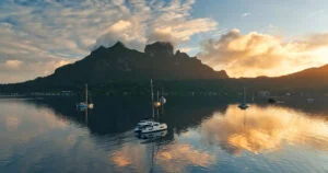 Bora Bora sunrise - MD Sail Services - Croisières privée à la voile aux îles sous le vent Md Sail Services - Croisières Privée à La Voile Aux îles Sous Le Vent
