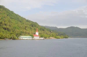 Tahaa,_church_at_Tiva_on_West_side_-_panoramio - MD Sail Services - Croisières privée à la voile aux îles sous le vent Tahaa Eglise